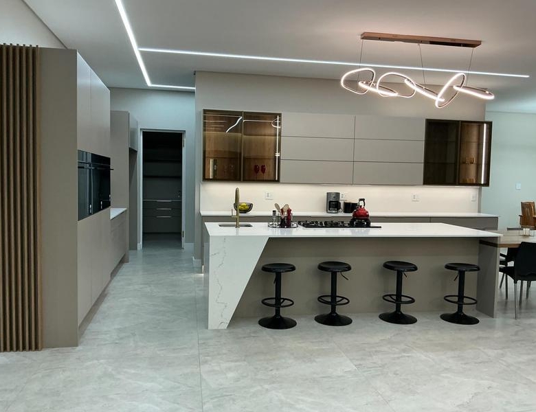 Modern 6 Bedroom Home for sale in Midstream Ridge Estate.