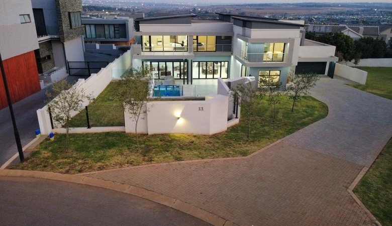 Modern 6 Bedroom Home for sale in Midstream Ridge Estate.