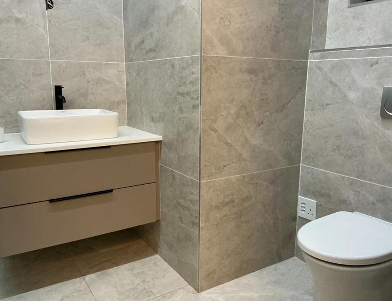Modern 6 Bedroom Home for sale in Midstream Ridge Estate.