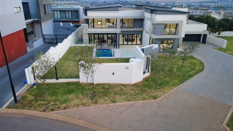 Modern 6 Bedroom Home for sale in Midstream Ridge Estate.