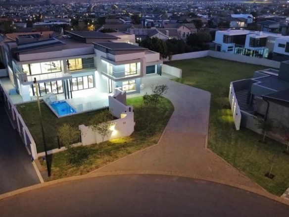 Modern 6 Bedroom Home for sale in Midstream Ridge Estate.