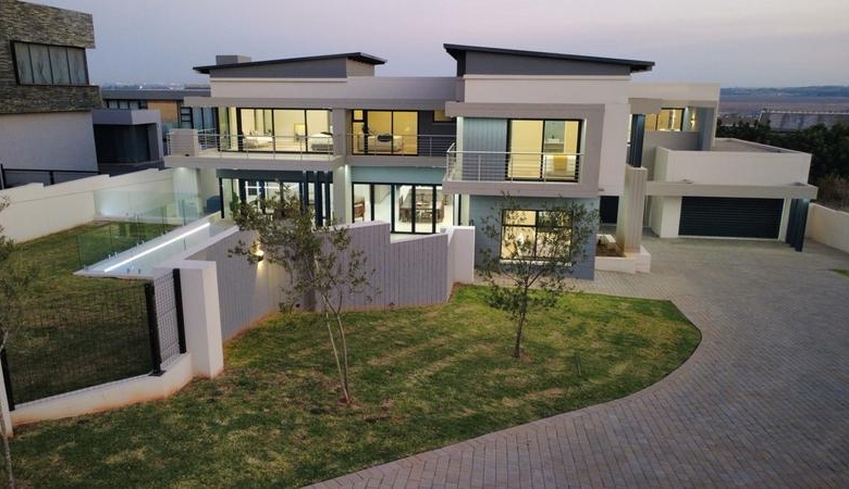 Modern 6 Bedroom Home for sale in Midstream Ridge Estate.