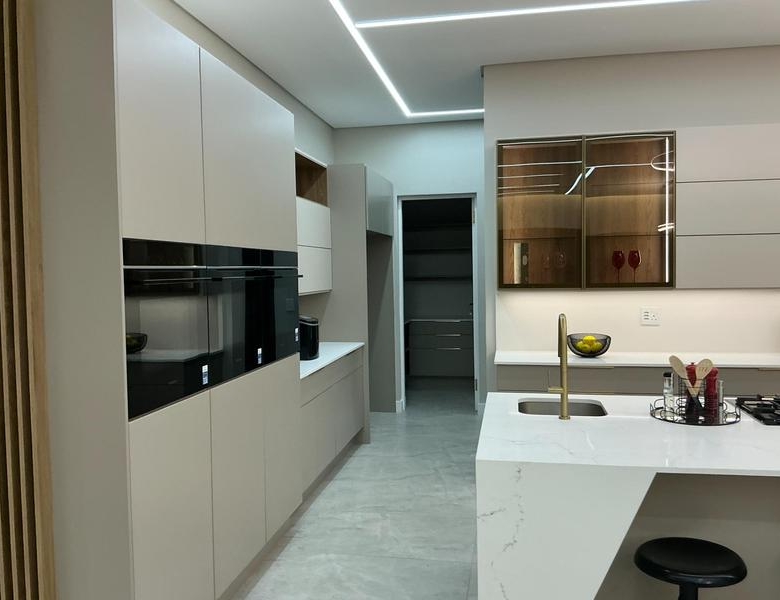 Modern 6 Bedroom Home for sale in Midstream Ridge Estate.