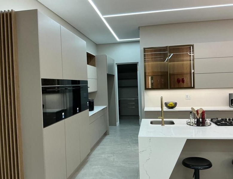 Modern 6 Bedroom Home for sale in Midstream Ridge Estate.