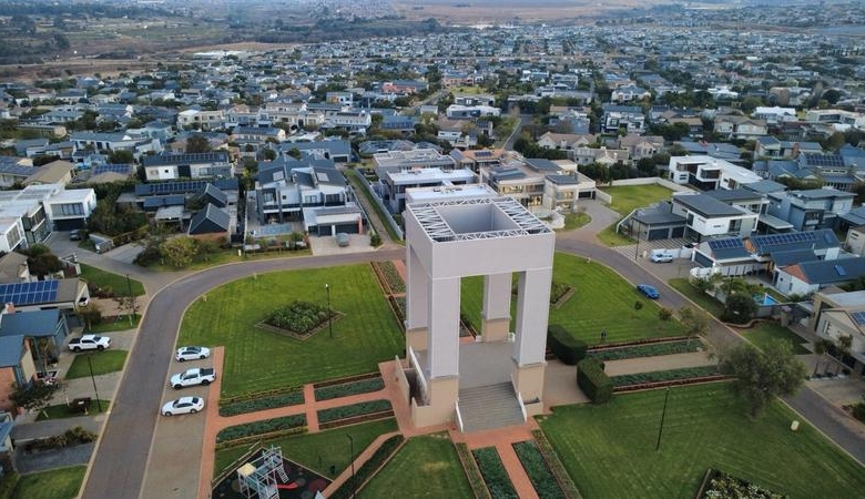 Modern 6 Bedroom Home for sale in Midstream Ridge Estate.