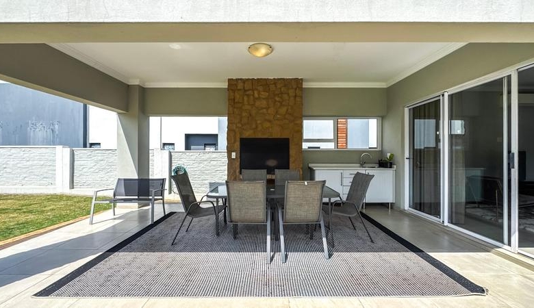 Spacious 4-Bedroom Family Home in Midstream Ridge Estate