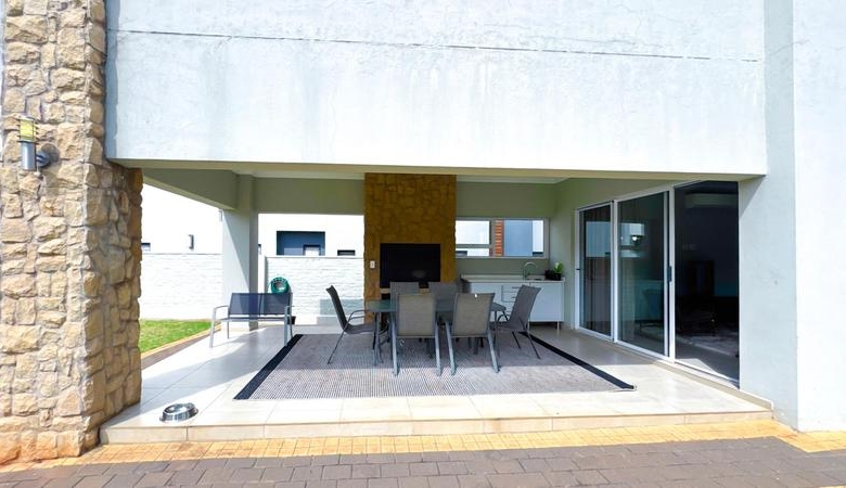 Spacious 4-Bedroom Family Home in Midstream Ridge Estate