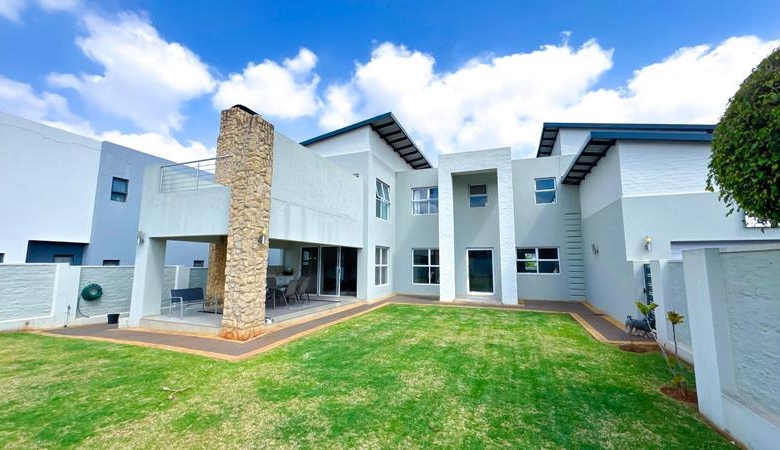 Spacious 4-Bedroom Family Home in Midstream Ridge Estate