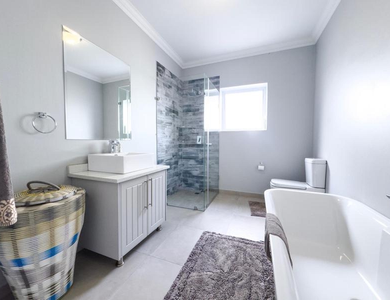 Spacious 4-Bedroom Family Home in Midstream Ridge Estate
