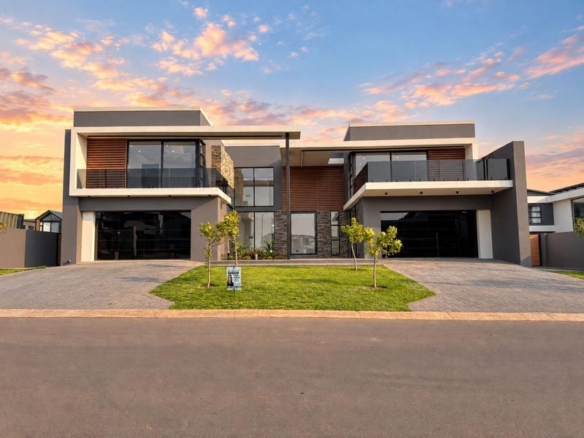 Impressive 5-Bedroom Luxury Home in Midstream Heights Estate