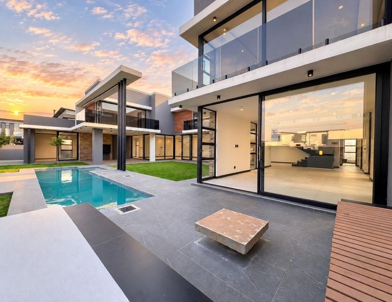 Impressive 5-Bedroom Luxury Home in Midstream Heights Estate