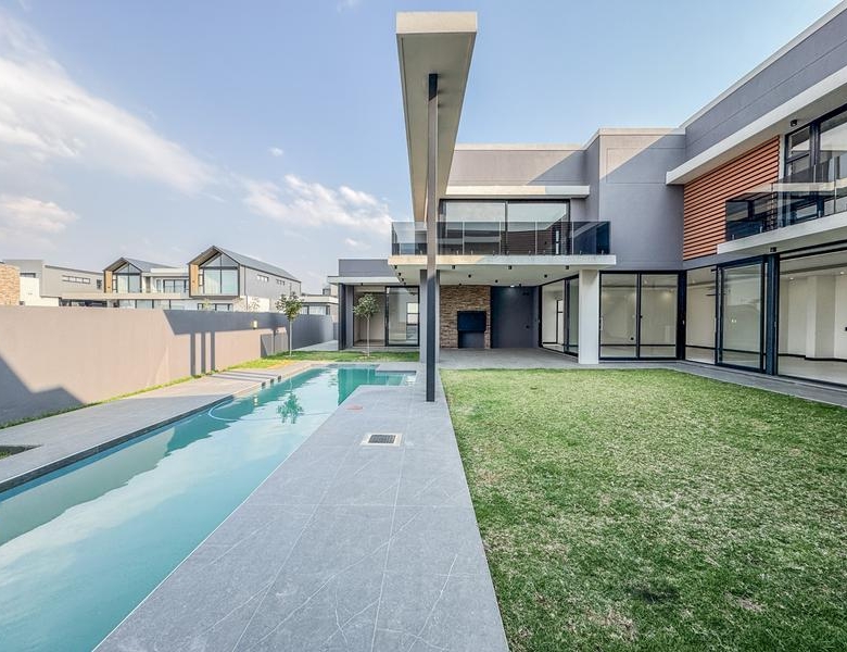 Impressive 5-Bedroom Luxury Home in Midstream Heights Estate