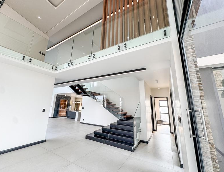 Impressive 5-Bedroom Luxury Home in Midstream Heights Estate