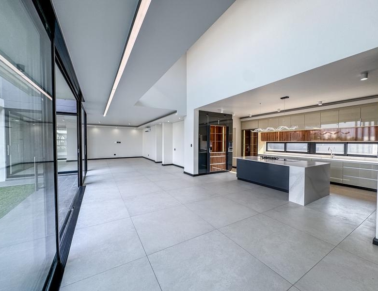 Impressive 5-Bedroom Luxury Home in Midstream Heights Estate