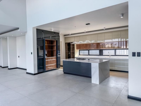 Impressive 5-Bedroom Luxury Home in Midstream Heights Estate