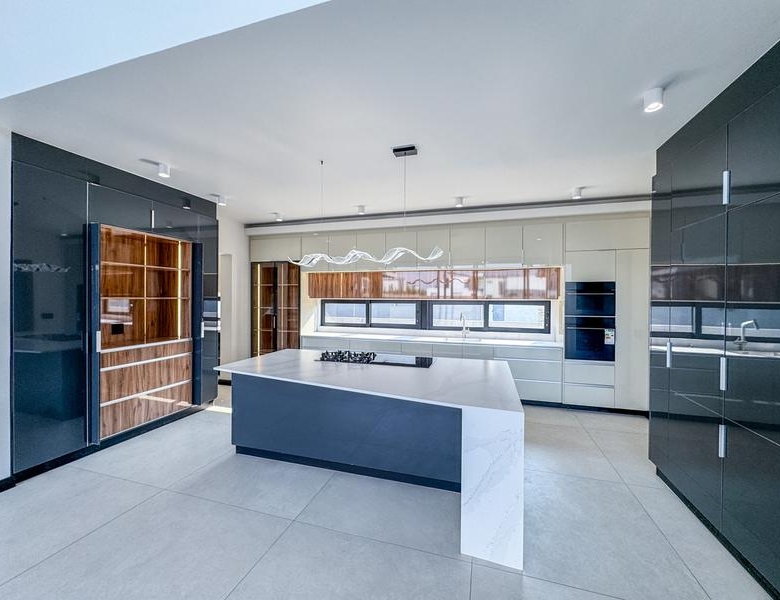 Impressive 5-Bedroom Luxury Home in Midstream Heights Estate