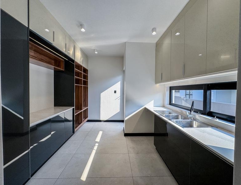 Impressive 5-Bedroom Luxury Home in Midstream Heights Estate