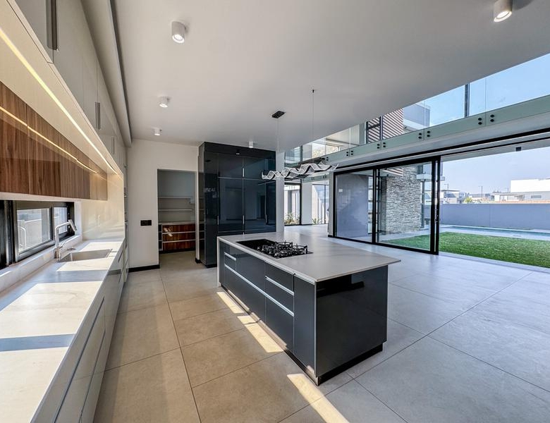 Impressive 5-Bedroom Luxury Home in Midstream Heights Estate