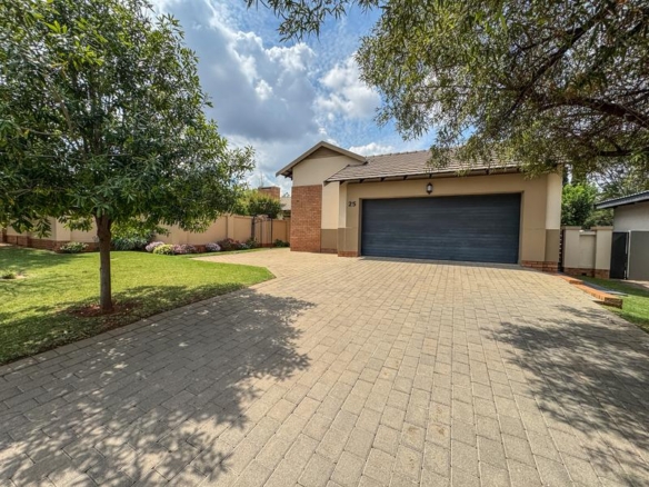 ONE-LEVEL LIVING | MIDSTREAM HILL
