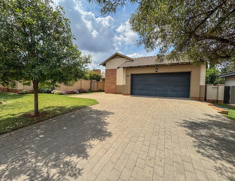ONE-LEVEL LIVING | MIDSTREAM HILL