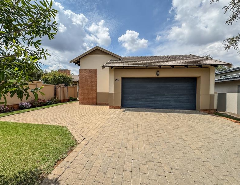 ONE-LEVEL LIVING | MIDSTREAM HILL