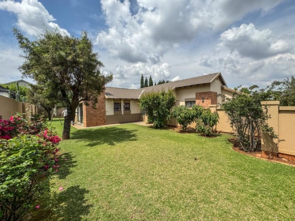 ONE-LEVEL LIVING | MIDSTREAM HILL