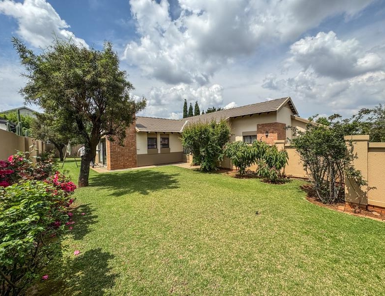ONE-LEVEL LIVING | MIDSTREAM HILL