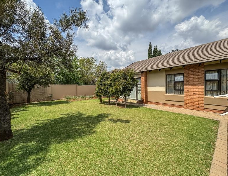 ONE-LEVEL LIVING | MIDSTREAM HILL