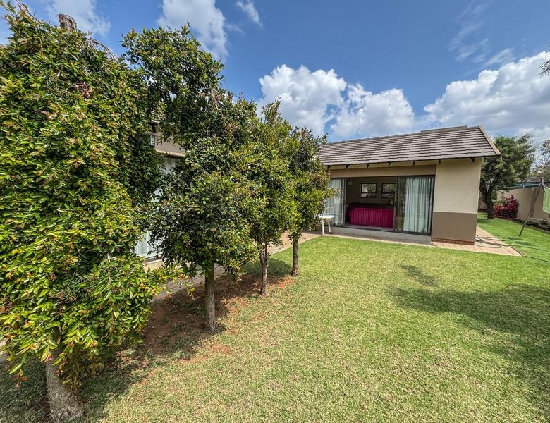 ONE-LEVEL LIVING | MIDSTREAM HILL