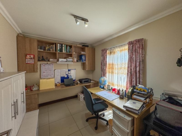 ONE-LEVEL LIVING | MIDSTREAM HILL