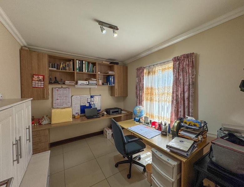 ONE-LEVEL LIVING | MIDSTREAM HILL