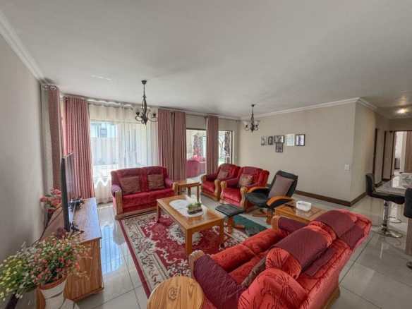 ONE-LEVEL LIVING | MIDSTREAM HILL