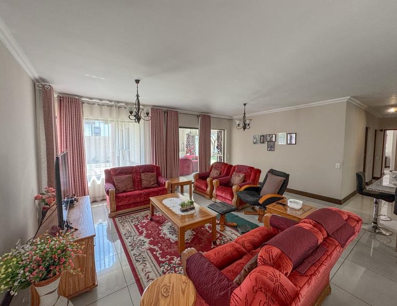 ONE-LEVEL LIVING | MIDSTREAM HILL