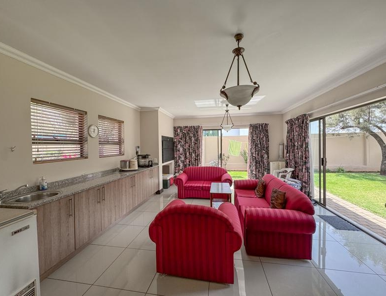 ONE-LEVEL LIVING | MIDSTREAM HILL