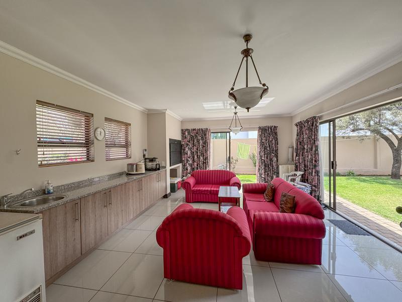 ONE-LEVEL LIVING | MIDSTREAM HILL