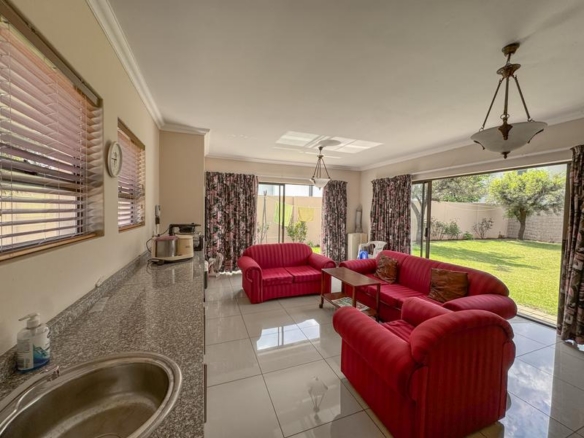 ONE-LEVEL LIVING | MIDSTREAM HILL