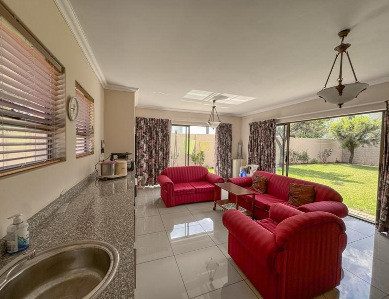 ONE-LEVEL LIVING | MIDSTREAM HILL