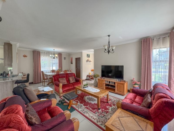 ONE-LEVEL LIVING | MIDSTREAM HILL