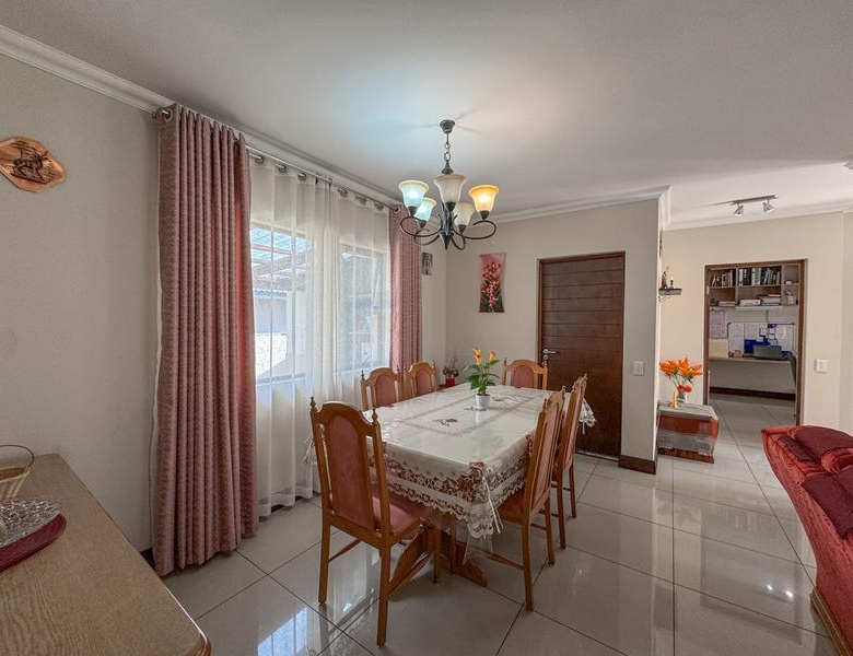 ONE-LEVEL LIVING | MIDSTREAM HILL
