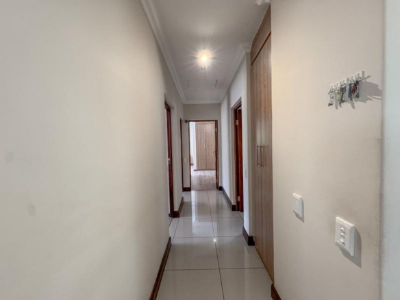 ONE-LEVEL LIVING | MIDSTREAM HILL
