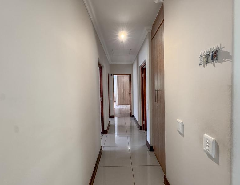 ONE-LEVEL LIVING | MIDSTREAM HILL