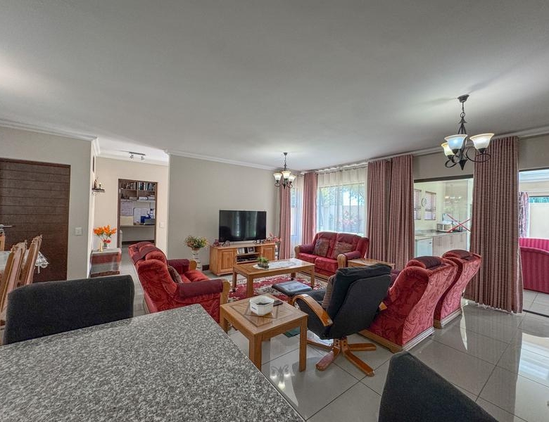 ONE-LEVEL LIVING | MIDSTREAM HILL