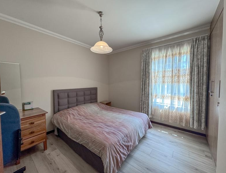 ONE-LEVEL LIVING | MIDSTREAM HILL