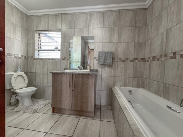 ONE-LEVEL LIVING | MIDSTREAM HILL