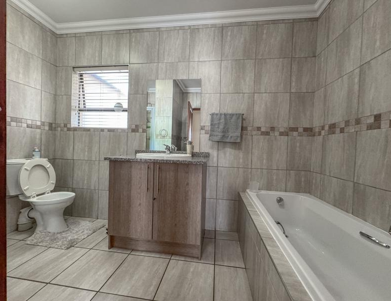 ONE-LEVEL LIVING | MIDSTREAM HILL