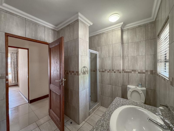 ONE-LEVEL LIVING | MIDSTREAM HILL