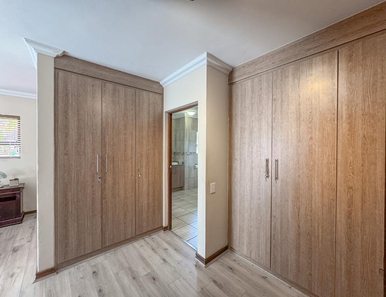 ONE-LEVEL LIVING | MIDSTREAM HILL