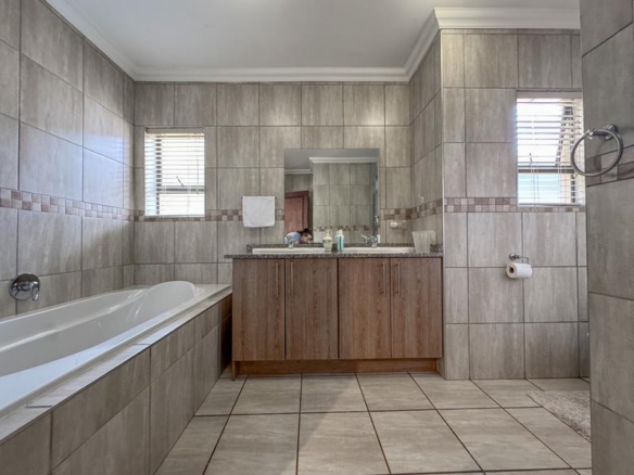 ONE-LEVEL LIVING | MIDSTREAM HILL