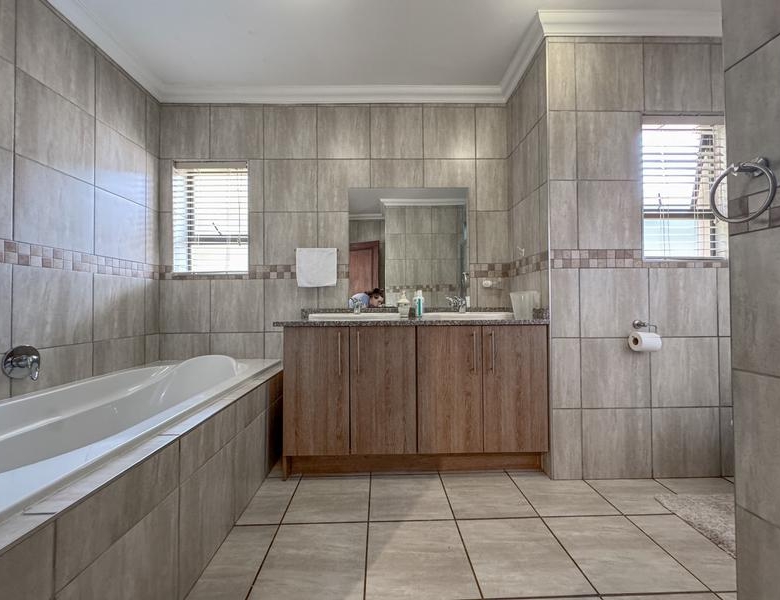 ONE-LEVEL LIVING | MIDSTREAM HILL