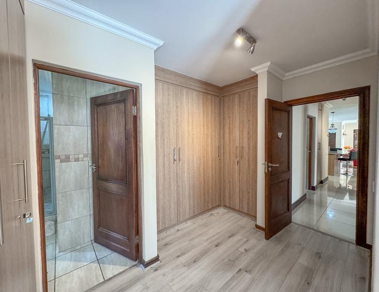 ONE-LEVEL LIVING | MIDSTREAM HILL